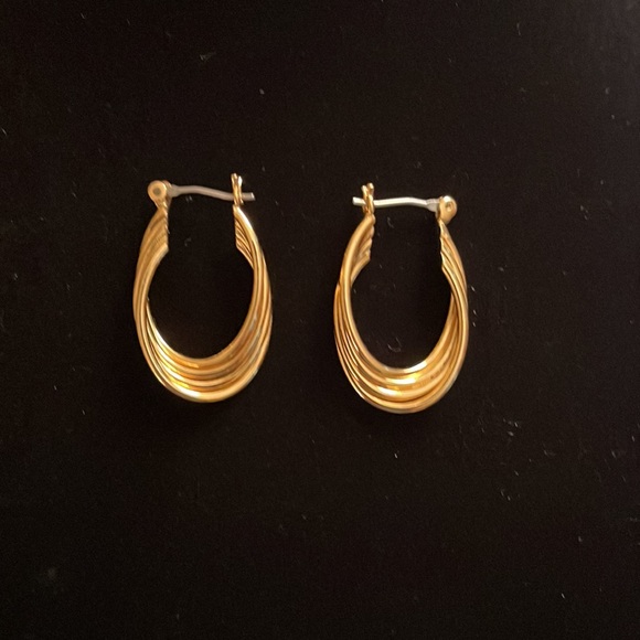 Pair of vintage Napier gold pierced earrings in Excellent condition - Picture 2 of 2